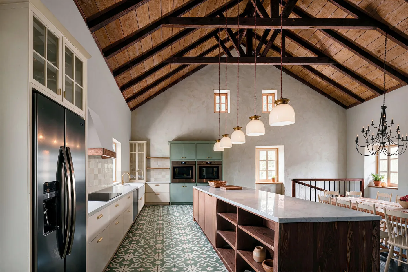 Cuisine complète de la maison ancestrale du Domaine Arboit, sous un plafond cathédrale à poutres de bois
